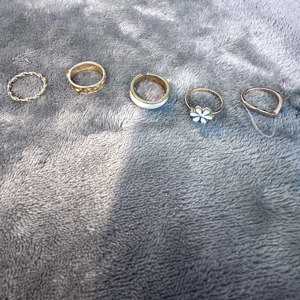 Assorted gold tone rings